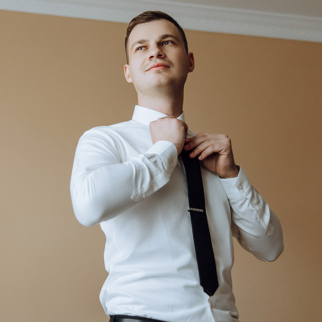 Jaką koszulę męską na wesele wybrać w 2024? Kompleksowy poradnik i inspiracje